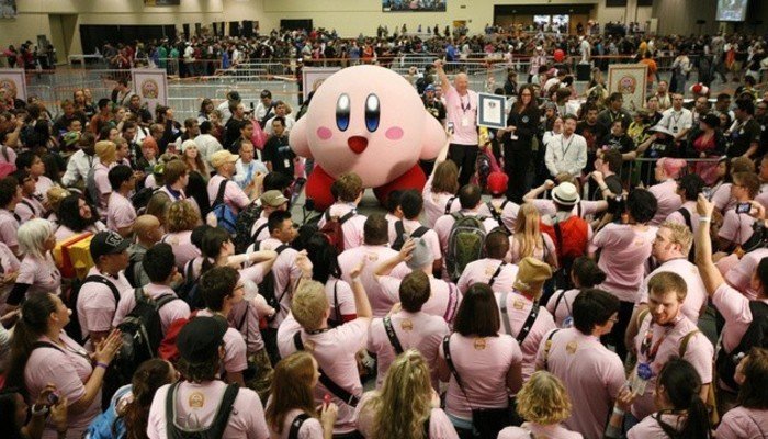 536 personas baten el Récord Guiness de hacer pompas de chicle gracias a Kirby